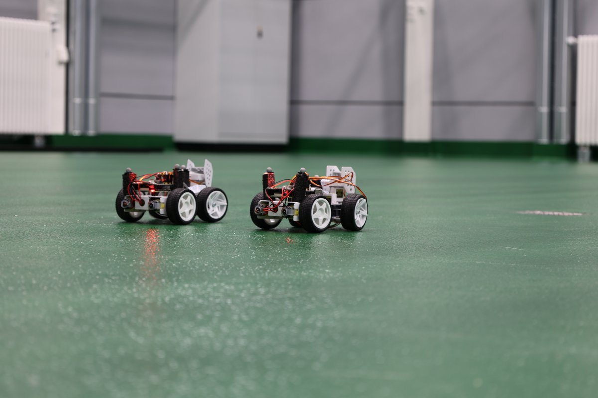 Zwei Roboterautos auf dem grünen Fußboden des Imaging Hangars